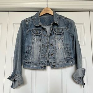 Super cute short denim jacket!